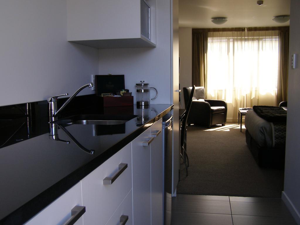 Bellano Motel Suites ไครสต์เชิร์ช ภายนอก รูปภาพ A studio apartment in Paris, France