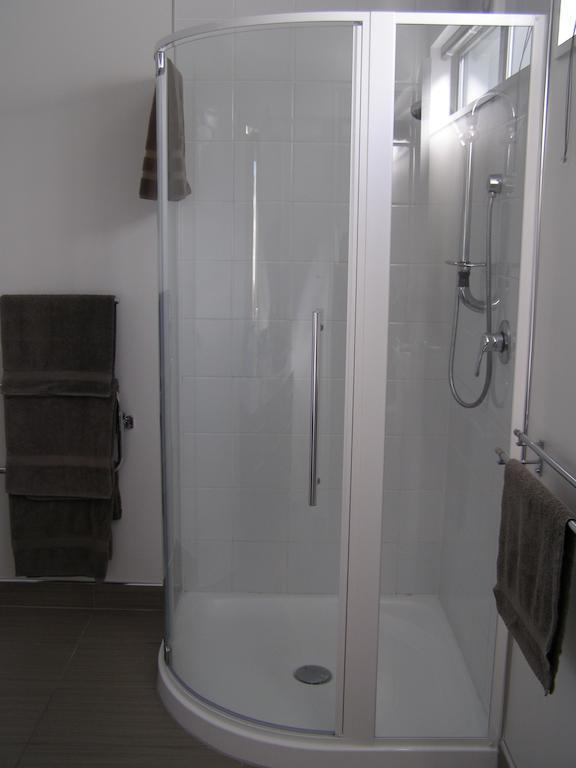 Bellano Motel Suites ไครสต์เชิร์ช ห้อง รูปภาพ A shower enclosure