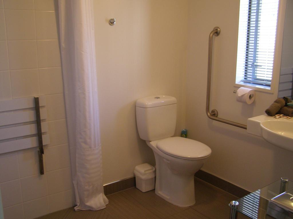 Bellano Motel Suites ไครสต์เชิร์ช ห้อง รูปภาพ A bathroom in a hotel