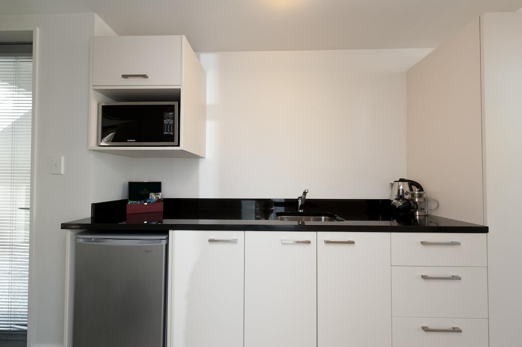 Bellano Motel Suites ไครสต์เชิร์ช ห้อง รูปภาพ A kitchenette in a hotel