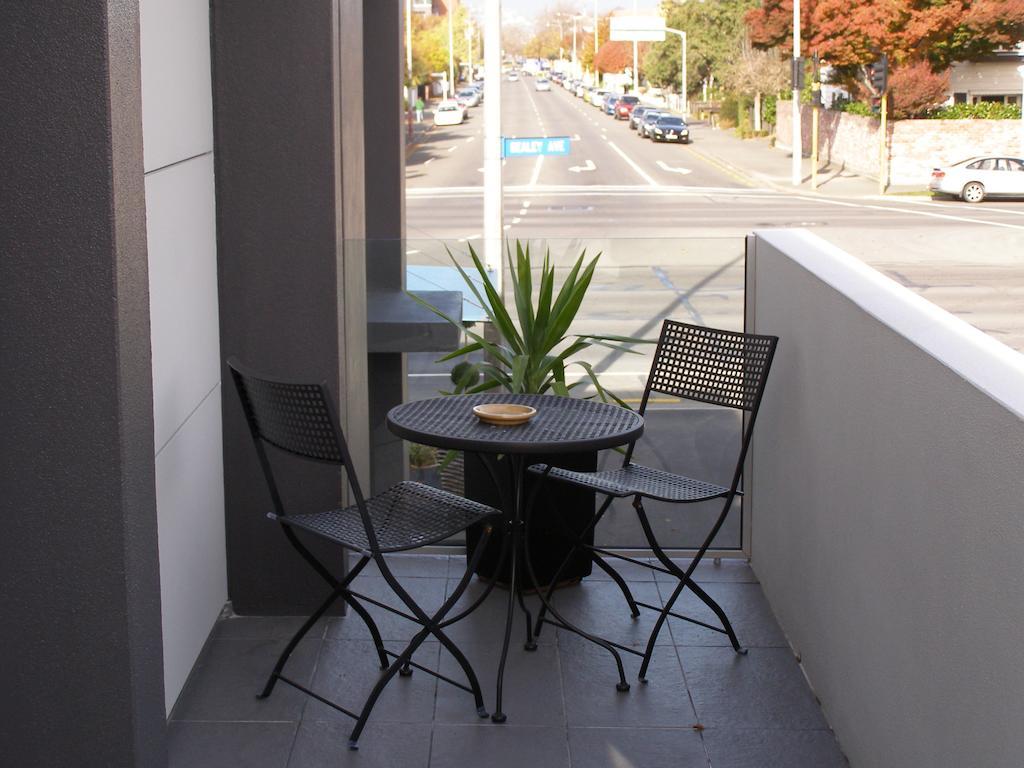 Bellano Motel Suites ไครสต์เชิร์ช ภายนอก รูปภาพ A balcony