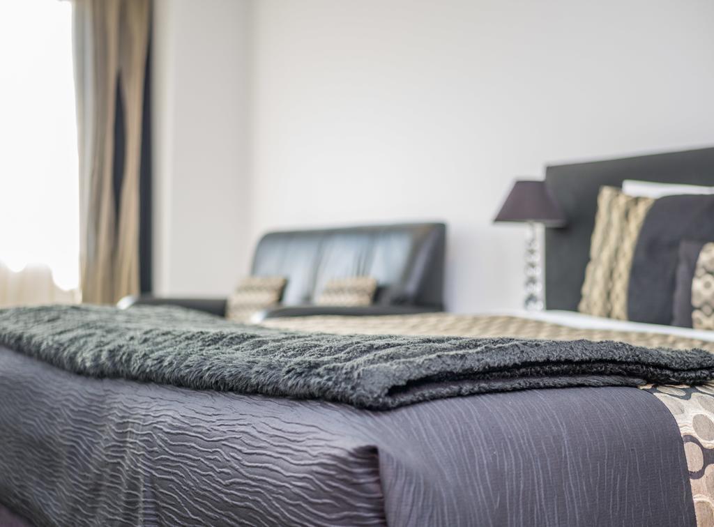 Bellano Motel Suites ไครสต์เชิร์ช ภายนอก รูปภาพ A bed with a throw