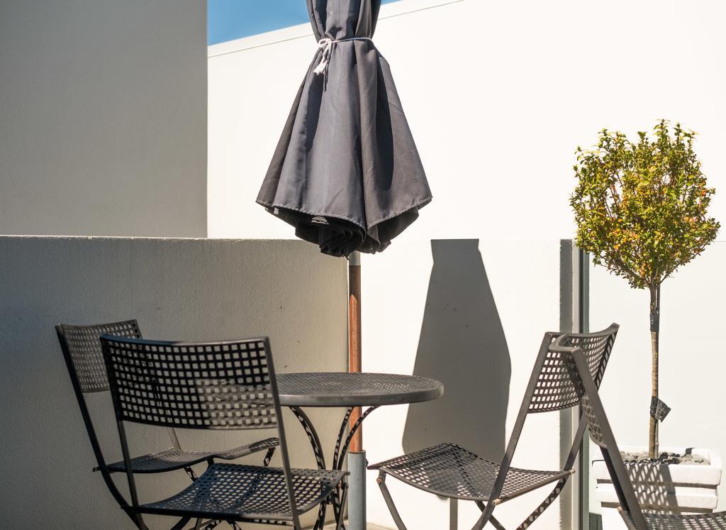 Bellano Motel Suites ไครสต์เชิร์ช ภายนอก รูปภาพ A patio set