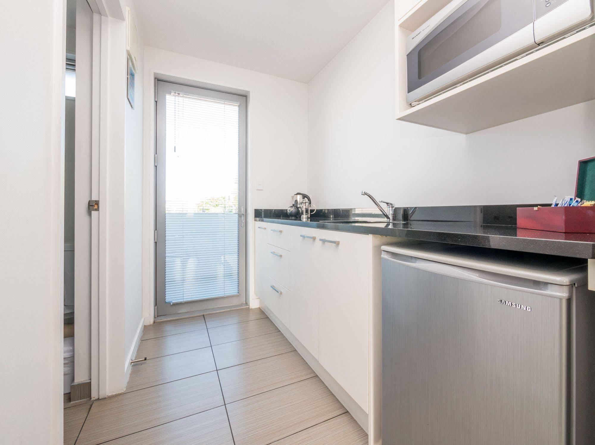 Bellano Motel Suites ไครสต์เชิร์ช ภายนอก รูปภาพ A typical kitchen in a student apartment