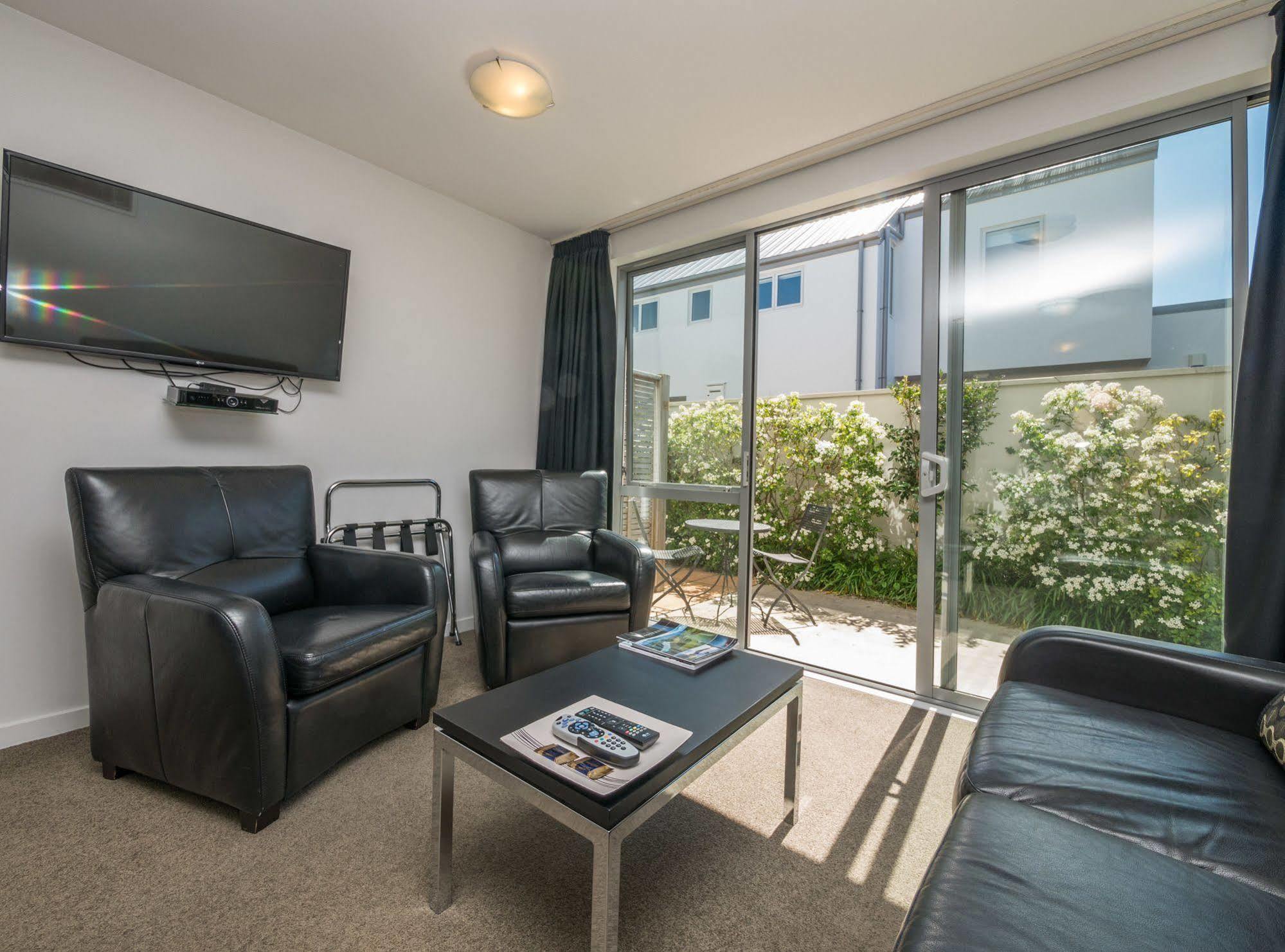 Bellano Motel Suites ไครสต์เชิร์ช ภายนอก รูปภาพ Living room at the hotel