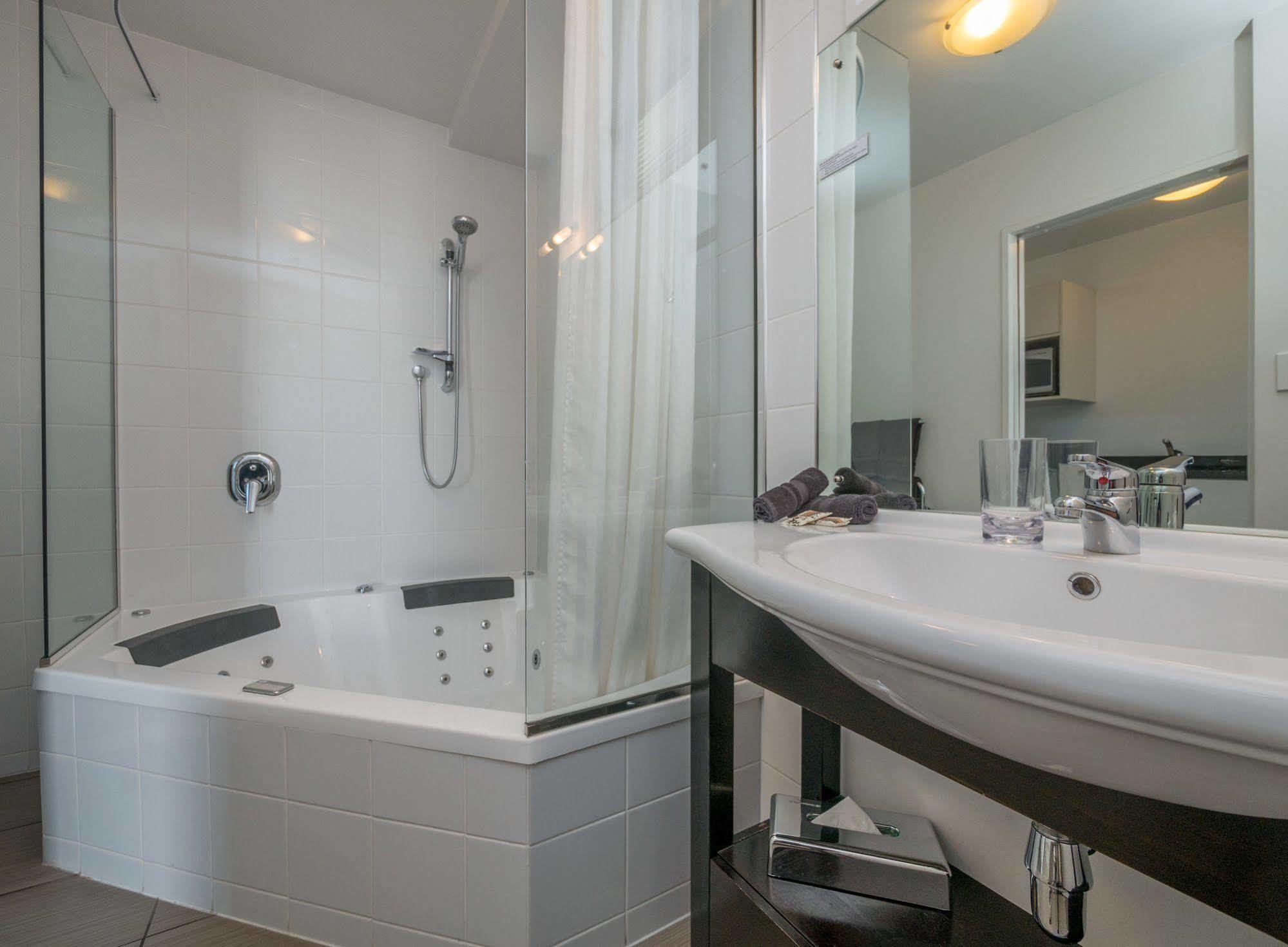 Bellano Motel Suites ไครสต์เชิร์ช ภายนอก รูปภาพ A shower bath