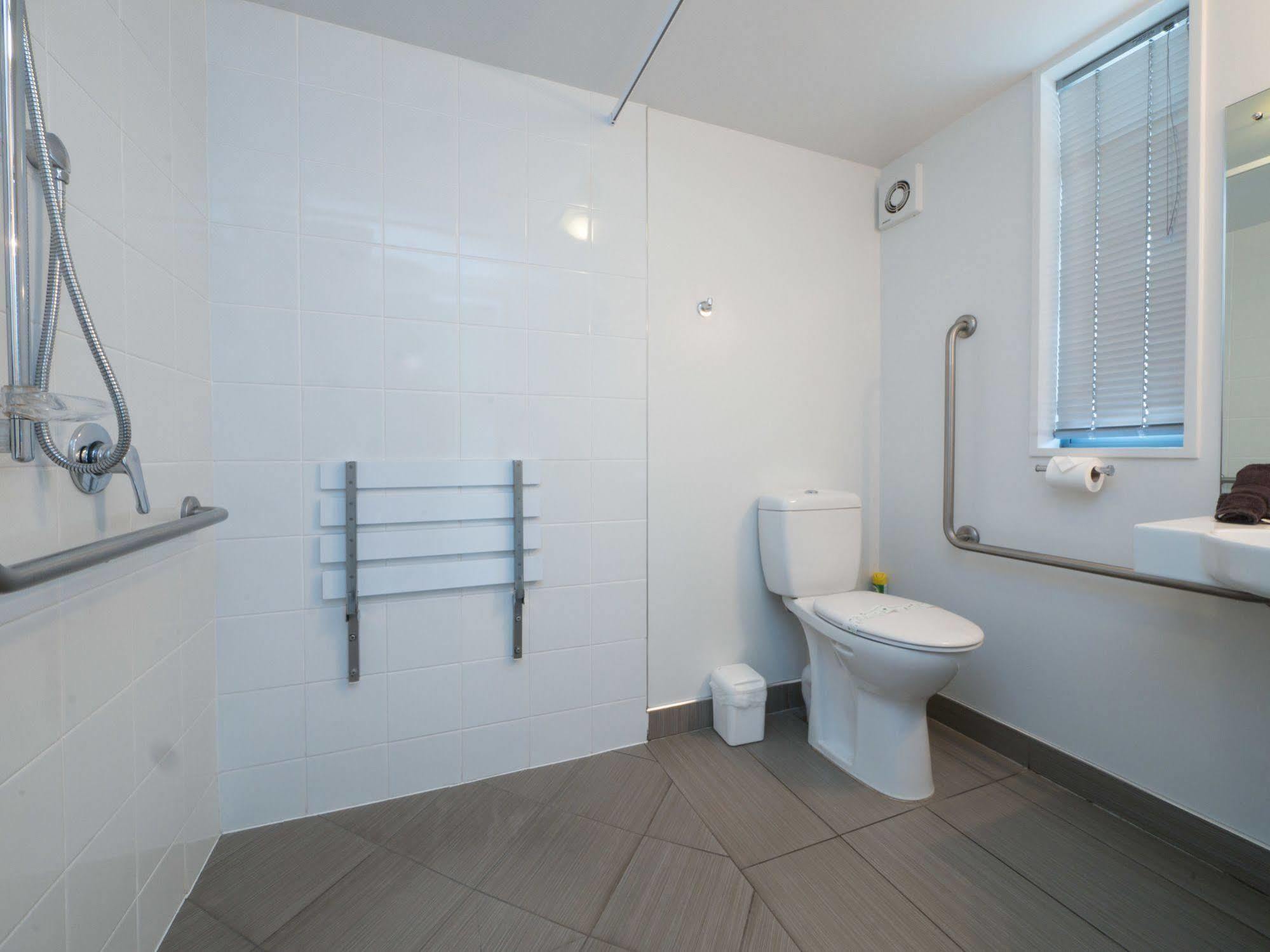 Bellano Motel Suites ไครสต์เชิร์ช ภายนอก รูปภาพ A wet room