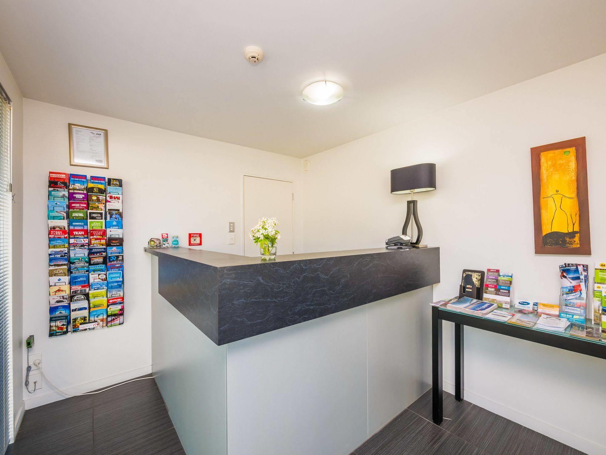 Bellano Motel Suites ไครสต์เชิร์ช ภายนอก รูปภาพ Reception at the hostel
