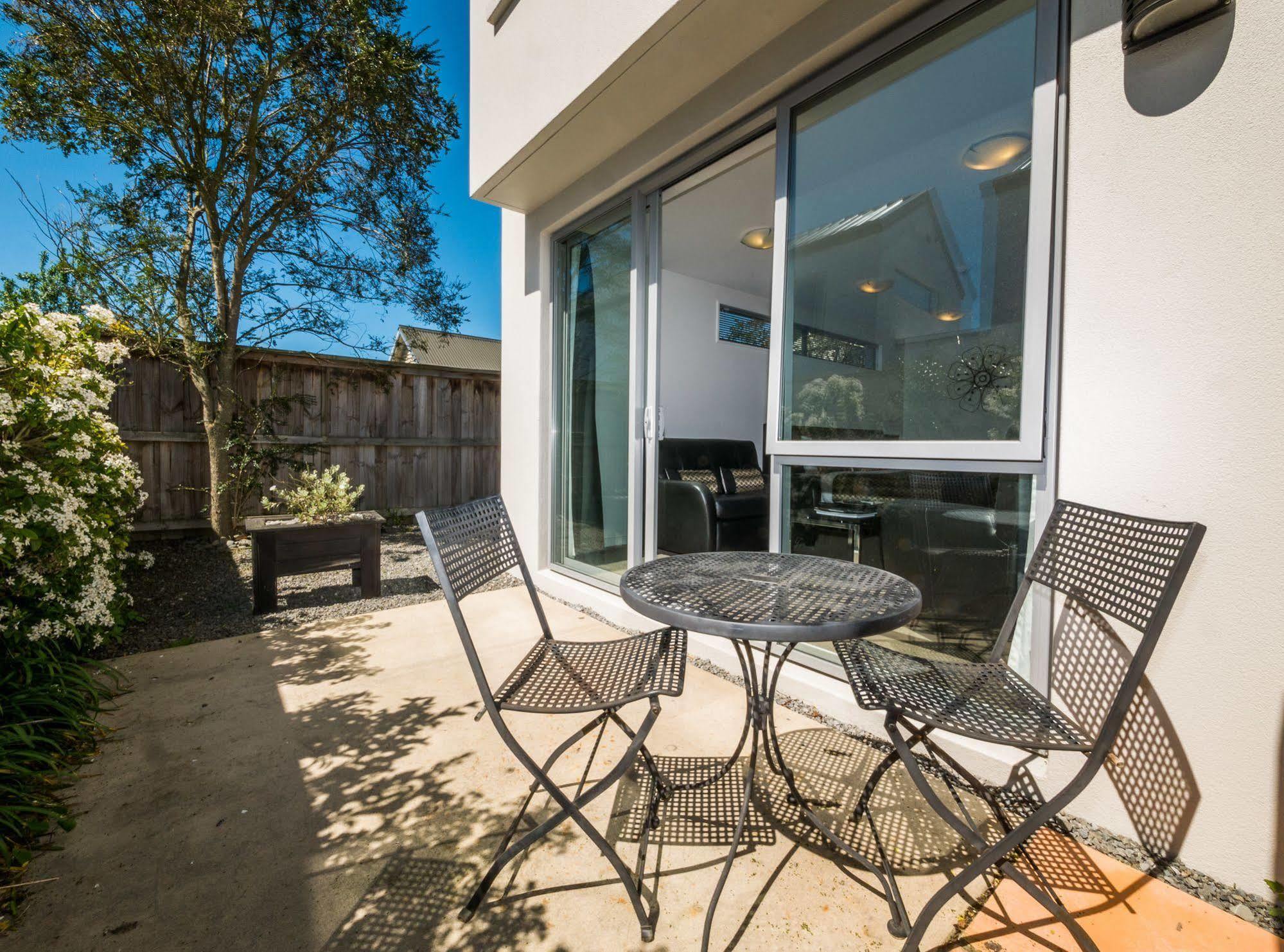 Bellano Motel Suites ไครสต์เชิร์ช ภายนอก รูปภาพ A patio in a house
