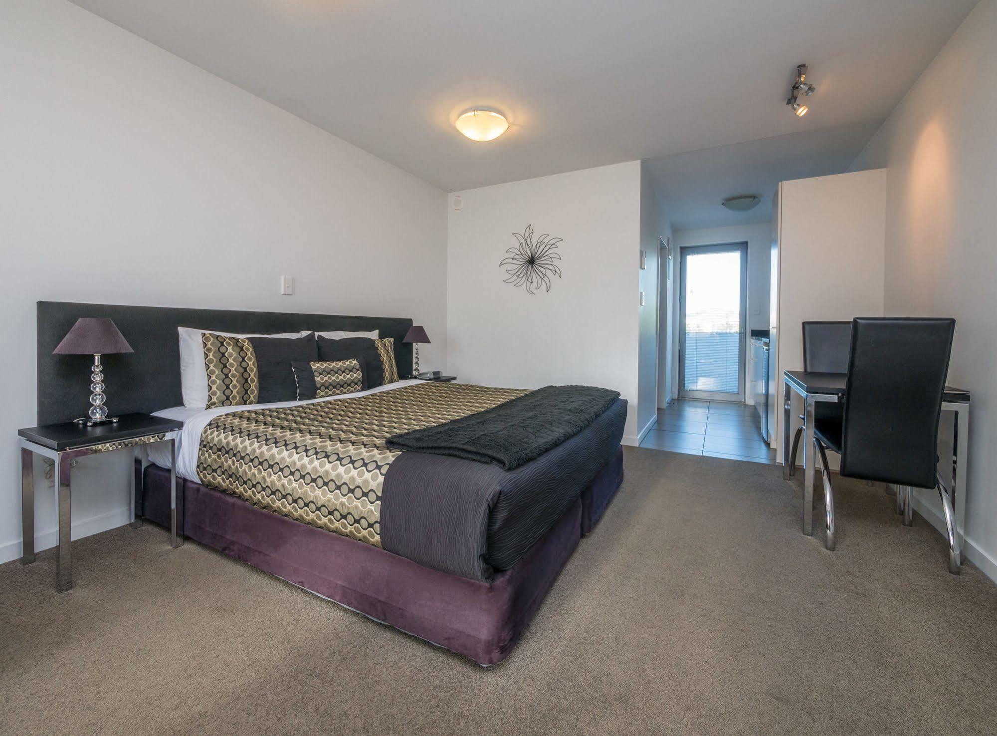 Bellano Motel Suites ไครสต์เชิร์ช ภายนอก รูปภาพ A typical studio apartment