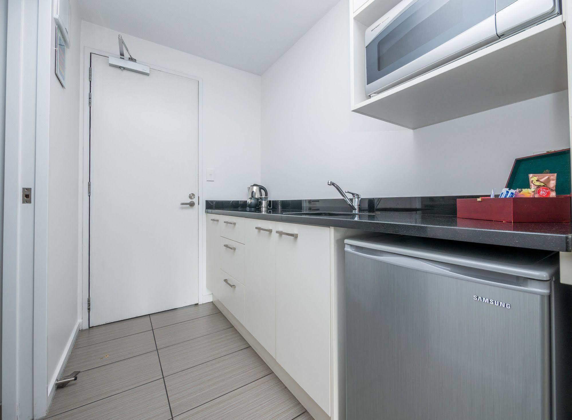 Bellano Motel Suites ไครสต์เชิร์ช ภายนอก รูปภาพ A kitchenette in a hotel room